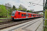 Am Bahnsteig Gleis2 in Neckargerach steht ein S2 Zug nach Kaiserslautern am 14.4.2022