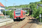 425 760 kommt in Auerbach als S1 mit dem 425 213 Kaiserslautern nach Kaiserslautern eingefahren um 14:55 Uhr am Nachmittag des 9.8.2022