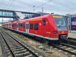 ET 425 301-9 mit dem IRE 3 nach Friedrichshafen Stadt in Ulm Hbf, 01.10.2022.