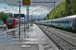 Im Bahnhof Lindau-Reutin steht 425 305-0 als RE 3 / 32696 bereit, um kurz nach dem RJ 890, Bregenz - Frankfurt (M), nach Friedrichshafen Stadt zu fahren (07.08.2023)
