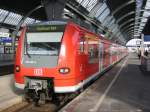 Ein RE nach Stuttgart Hbf mit 425 305 steht am 23.10.2004 abfahrbereit im Hauptbahnhof Karlsruhe.