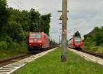 Begegnung in Herrath, in Richtung Aachen kommt die 185 176-5 gefahren und am Bahnsteig in Richtung Wickrath steht der nach Duisburg fahrende RB33 Zug 425 573-3 am Samstagnachmittag den 22.6.2013