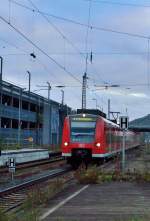 Als S-Bahn nach Osterburken kommt hier der 425 712-5 in Neckarelz eingefahren mit einem zweiten Zug gekuppelt.Sonntag den 1.12.2013 