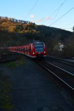 Abendstimmung in Neckargerach, als der 425 726-7 einen S2-Zug nach Mosbach Baden führt.
