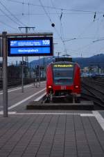 Anzeigetafel verrät wo der RE8 auf seinem Weg nach Mönchengladbach noch hält.....wenn er dann erst mal los fährt.