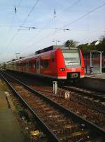 In Neckarelz steht der 425 719-2 an Gleis 2 mit der Zielanzeigeranschrift Bitte nicht Einsteigen.