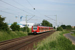 Westlich des Bahnübergangs Otto-Lilienthal-Straße in Pulheim entstand dieses Foto von 425 040 und 425 036.