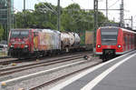 Am 23.05.2017 wartet 425 019 als RB nach Karlsruhe in Mannheim Hbf auf Ausfahrt, während auf den Güterzuggleisen 189 206 in bunter Lackierung mit einem Containerzug vorbeifährt.