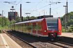 425 067-6 und 426 026-1 erreichen am 3.7.2017 als RE11 (RE10016)  Rhein-Hellweg-Express  von Hamm(Westf) nach Düsseldorf Hauptbahnhof den Bochumer Hauptbahnhof.