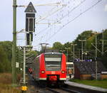 Die Rhein Niers Bahn (RB33) aus Aachen-Hbf-Heinsberg-Rheinand steht in Lindern und wartet auf die Abfahrt nach Heinsberg-Rheinland.