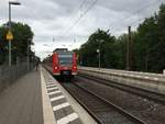 Eine Br 425 der S-Bahn Hannover fährt in Barnten in den Bahnhof 