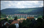 Das Altenbekener Viadukt wird gerade in voller Länge von der Sonne beschienen, als am 13.7.2003 eine Doppeleinheit ET 425 der DB darüber fährt.