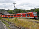 Der DB-Triebzug 425 653-3 verlässt Anfang Juli 2019 den Bahnhof von Altenbeken.