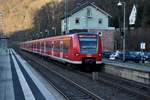 Als S-Bahnzug nach Homburg Saar ist der 425 124 in Zwingenberg Neckar am Bahnsteig Gleis 1 zu sehen am Abend des 6.2.2020