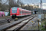 425 813-3 von DB Regio Baden-Württemberg, eingesetzt von der Abellio Rail Baden-Württemberg GmbH für noch nicht einsatzbereite Bombardier Talent 2, als Tfzf durchfährt den Bahnhof