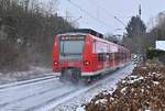 Einen Schneebart am Heck hat der 425 754, der als S1 nach Osterburken am 10.2.2021 Neckargerach verlässt.