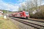 Nachschuß auf den 425 735 in Neckargerach der als S1 nach Kaiserslautern Hbf unterwegs ist am 15.2.2022