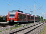 Einfahrt 425 807-5 in den Bahnhof Warthausen am 15. Mai 2022.