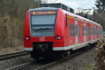 Nachschuß auf den gestrickten Triebwagen 425 225-0 der als S2 nach Mosbach Baden gerade Neckargerach verlässt 18.2.2023