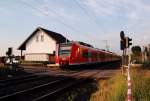 Am Abend des 5.Juni2012 kommt der 425 582 auf der Kbs 485 in Wickrath am  Dahler Weg  als RB 33 in Richtung Aachen unterwegs.