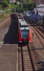 S1 Doppeleinheit fährt gerade in den Bahnhof Eberbach Neckar ein, aufgenommen von der Fußgängerbrücke.