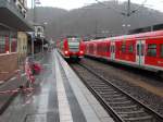An Gleis 1 im Bahnhof Eberbach am Neckar steht der 425 708-5 abfahrbereit in Richtung Mosbach am 25.12.2012
