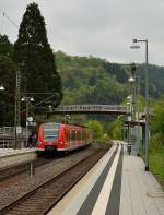Am 3.5.2013 steht der 425 709-3 in Neckargerach an Gleis 1, gleich setzt er seine Fahrt nach Osterburken als S1 fort.