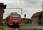 425 041 als RB33 auf dem Bü im Bahnhof Lindern.