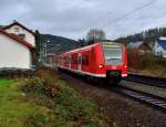 Am Montag den 23.12.2013 verlässt der 425 718-4 nach kurzem Halt den Bahnhof Neckargerach in Richtung Binau.