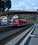 In Neckargerach fährt gerade der 425 724-2 als S2 nach Mosbach(Baden) ein.