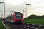 Kaum das die 111 155 mit dem RE4 Verstärker nach Aachen durch war, kommt der 425 570-0 als RB 33 an den BÜ Dahler Weg bei Wickrath über die Kbs 485 gen Duisburg fahrend daher.