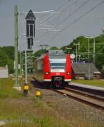 In Lindern auf Gleis 3 steht der 425 570-0 und wartet auf die Abfahrt nach Heinsberg als RB 33.