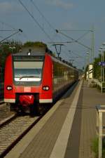 Nachschuß auf einen RE11 Zug nach Dortmund, der hier Anrath durchquert, es ist der 425 567-5 am 13.9.2014