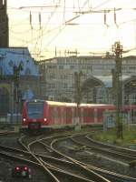 Am 02.08.2015 fährt hier 425 028 aus dem Kölner Hauptbahnhof aus.