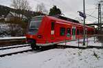 425 615 bei der Einfahrt in Neckargerach am Sonntag den 17.1.2016, der Zug ist als S1 gen Osterburgen unterwegs.(Das Foto ist legal vom zugeschneiten Seitenweg aus gemacht)