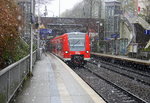 Die Rhein Niers Bahn (RB33) aus Aachen-Hbf nach Heinsberg-Rheinand-Duisburg-Hbf und kommt aus Richtung Aachen-Hbf und fährt in Aachen-Schanz ein und hält in Aachen-Schanz und fährt dann