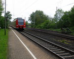 Die Rhein Niers Bahn (RB33) aus Aachen-Hbf nach Duisburg-Hbf kommt aus Richtung Aachen-West,Laurensberg,Richterich, und hält in Kohlscheid und fährt in Richtung
