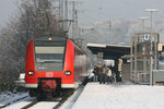 425 092 und 425 106 halten als RB 48 im winterlichen Bahnhof Köln West.