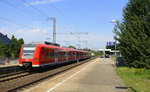 Die Rhein Niers Bahn (RB33) kommt aus Duisburg-Hbf nach Aachen-Hbf und kommt aus Richtung Mönchengladbach-Hbf und hält in Rheydt-Hbf und fährt dann weiter in Richtung