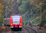 Die Rhein Niers Bahn (RB33) aus Aachen-Hbf-Heinsberg-Rheinand-Duisburg-Hbf kommen aus Richtung Aachen-Hbf und fahren in Aachen-Schanz ein und fahren dann weiter in Richtung