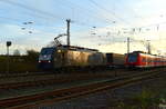 Ein Güterzug und eine RE 8 kreuzen sich in Grevenbroich am Abend des 23.12.2013  