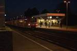Am Abend des 13.2.2017 steht ein RB33 Zug aus zwei Triebwagen gebildet in Rheydt Hbf an Gleis 3.