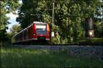 Im letzten Abendlicht des 26.06.07 fhrt 425 047 als RB 30260 von Rosenheim nach Kreuzstrae. Aufgenommen beim  Theresienmonument .