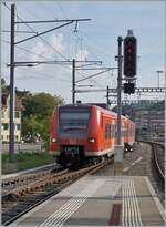 Der DB 4265 512-0 und der nicht zu sehende 426 509-6 erreichen als Regionalbahn von Singen kommend ihr Ziel Schaffhausen.