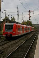 Whrend der berbetrieblichen Ausbilung in Kreuztal, fahren
426 021/521 und 426 027/527 als RE16 (RE 29681)  RUHR-SIEG-EXPRESS  nach Siegen ein. (01.10.07)