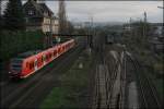 426 024/524 und ein Schwestertriebzug durchfahren Hagen-Kabel als RE16 (RE 29682)  RUHR-SIEG-EXPRESS  nach Essen. Auf dem Nebengleis steht die 185 514 und die 294 248. (18.11.07)