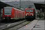 426 515/015 und 426 526/026 sind als RE16 (RE 29682)  RUHR-SIEG-EXPRESS  in Letmathe eingefahren. Auf Gleis 1 wartet die 143 197 mit der RB56 (RB 39683)  DER ISERLOHNER  auf die Rckfahrt nach Iserlohn. (07.12.07)