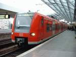 426 515 als RE6 nach Koblenz am 10.09.2002 in Kln Hbf. Der Zug besteht aus 426 + 425 + 425, also aus Triebzgen mit 2 + 4 + 4 Wagen.