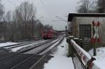 Neuschnee im Saarland...

Unser Eisenbahnfreund Dieter Jngling aus Eisenhttenstadt hat ihn treffend vorher gesagt, den Neuschnee am 15.01.2013 im Saarland.
Gestern noch Sonnenschein und Heute trbe mit leichtem Schneefall.
Direkt einen Sprint aus dem Auto, weil das Einfahrvorsignal von Saarlouis auf Grn erwarten stand, an die Anrufschranke in Roden.

Die Position ist ungefhrlich weil wir uns immer in das Fugngergelnder am B stellen und da sind wir nach beiden Seiten schn sicher eingerahmt.

Zwei durch das Eis und den Schnee nicht zu identifizierenden 426er als RB von Dillingen kommen nach St. Ingbert unterwegs.

Im Hintergrund die Brcke der A8 beim Autobahndreieck Saarlouis und dahinter die Zufahrtsbrcke zum Saar-Hafen Saarlouis/Dillingen.

KBS 685