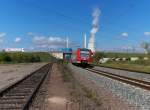 Fast schon Urlaubsatmosphre ......

breitet sich bei diesem  Kaiserwetter  ber der KBS 685 aus.

426 005 pendelt am 21.09.2011 als RB 71 als Verstrker im Berufs- und Schlerverkehr zwischen Dillingen und St. Ingbert.

Zwischen Ensdorf und Bous, im Hintergrund das Kraftwerk Ensdorf.

Das Gleis links ist das Ausziehgleis der Stahlwerke in Bous, das Gleis endet vor der Brcke am Prellbock.
Zur guten Eisenbahnzeit ging das Gleis durch bis nach Ensdorf. Damals gab es auch die Brcke noch nicht.